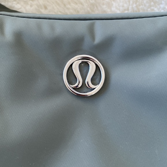 ❤️ Lululemon Mini Shoulder Bag 4L Grey Sage NWT - Picture 3 of 16